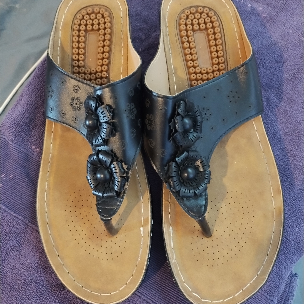 No label sandals